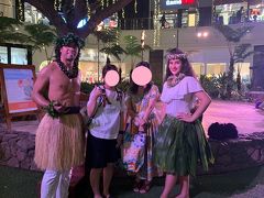 夕食後、インターナショナルマーケットプレイスのフラショーを見に行こうと思っていましたが、時間を間違え、すでに終わっていました。

見ていないのにちゃっかり写真を撮ってもらいました。

このころには娘のアレルギーもすっかり消えていたので良かったです。