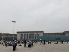 人民大会堂。天安門広場の西側に立ち、南北縦336m、东西206m、高さ46.5m、敷地面積15万平米、新中国建国10周年を記念するため、1958年9月から僅か一年足らずで完成しました。大勢の人民が自発的に無報酬で工事現場で手伝っていました。人民のパワーそのもの。建物も「人民大会堂」と毛沢東が命名されました。一万人許容する大会堂の機能を検証するため、国慶節の前夜、一万人の現場労働者の前に京劇俳優梅蘭芳が得意の「貴妃酔酒」を披露したそうです。もちろん効果は完璧。