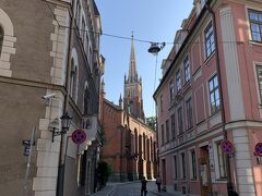 18:29ダウガヴァ川方面に向かうと名前しかガイドブックに載っていなかった『英国教会』が見えました。とても素敵なので近くまで近寄る事に。
多分、この後橋から見て見える尖塔の１つ。レンガでクラッシックでとても素敵！