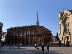 広場には他『リーガ証券取引所』も。いちいち、街角がおしゃれ！
せっかくなので、ダウガヴァ川沿いに行ってみようという事に。