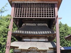 雪除けのための大屋根に保護された西福寺開山堂

この開山堂の天井に雲蝶の彫刻があります。