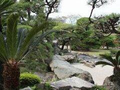 『日本の十大庭園』から引用：「『一乗谷朝倉氏遺跡庭園群』とくらべると、……両者の策定された年代は、わずか四〇年くらいしか離れていないのであるが、あちらは中世の造形で、こちらはすっかり近世の造形である。」