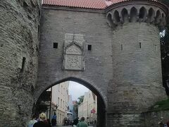 旧市街の一番北の端、スール・ランナ門まで来ました。
ヴィル門とは違って、門の周りはとても静か。