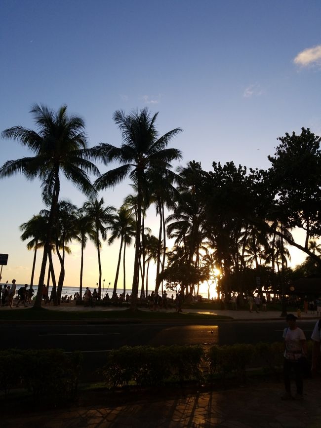 早くにレストランを退散したので夕日が見れました