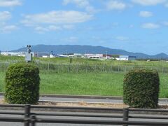 やがて左手には米子鬼太郎空港が見えてきます。
（写真は帰りの列車から撮影）
