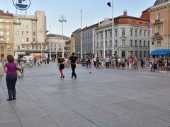 イェラチッチ広場に到着ー。
広場ではダンサーさんがパフォーマンスしていました。

ガイドツアーが終わると、このあとはフリータイムです。
