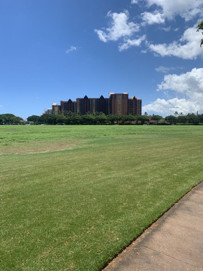 チャイナタウンから乗り換えて、アウラニリゾート最寄りバス停で降ります。<br />ここまで大体1時間半くらいだったような。<br />ここからがまた長い！<br />ひたすら歩きます。