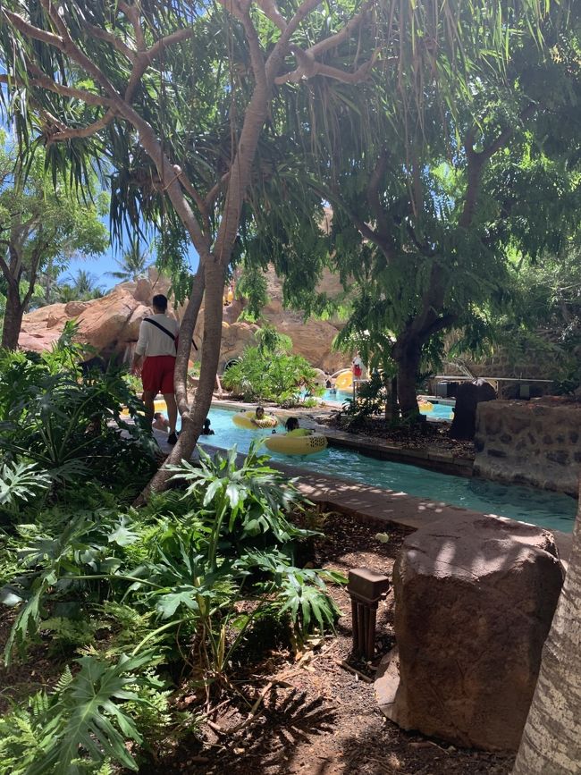 ホテル内を彷徨きます。<br />流れるプール。<br />監視員が結構な数いました。