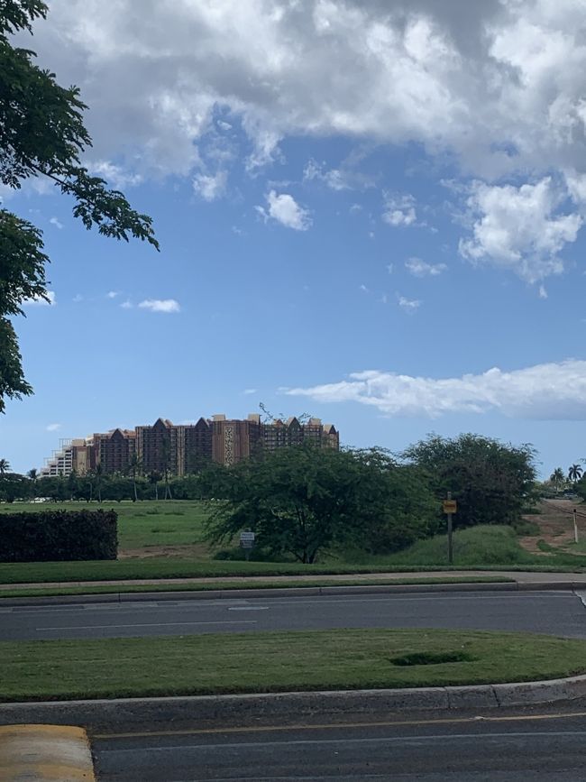 リゾートエリア内に入ったら、とにかく道なりに歩きます。<br />途中、ゴルフ場からゴルフボールが飛んできますので、ちょっと危ない。<br />わたしの場合は目の前と後ろを横からボールが飛んできました。