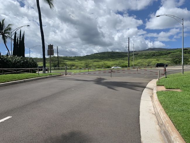 とてもじゃないけど、5分じゃ無理！<br />門だか柵だかの手前で乗ろうと思ってたバスが通り過ぎて行きました。<br />(T-T)<br />バス停で20分くらい待って、各バス停停車のバスに乗ってワイキキに戻りました。<br /><br />結局、道を聞いたところからバス停まで20分は掛かりました。外国人さんあるある、目安の時間が全然違いすぎる！