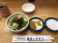 市場内に入って、海鮮丼屋さんを物色！！
馬子とやすべさんに決めました！！
丼にはサラダや漬物、みそ汁もつきます。