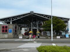 しばらく車を走らせて食祭市場へ。
ここは道の駅になっていて、お土産はもちろんのこと、能登の新鮮な魚介類が買えたりレストランや浜焼きコーナーなどがあります。
ここでお昼を頂きます。
