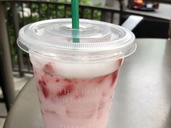 朝からカラカウア通りをふらふら。

アイランドヴィンテージコーヒーは長蛇の列だったのでスタバでお茶。

飲んだことなかった、メニューにはないピンクドリンク。

ストロベリーアサイフレッシャーズにココナッツミルクを加えたもの。

ピンクドリンクプリーズで作ってくれます。

意外とあっさりして美味しい。