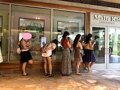 娘のお供でマリエカイに並ぶ。昨日夜に様子を見に行くと、朝９：００なら人気のあるトートバッグがゲットできるというので、９：１５頃並ぶ。

前から5番目でした。

１０：００開店まで20人位の人が並び、1人3つまで購入できるとのことで、後ろの人は買えないかもと言われていました。ちなみに全部日本人、外人が何の列だろうと不思議そうに見ていました。

並んでまで欲しくないと思っていましたが、せっかくここまで並ぶと欲しくなるもので、１つは、日本にいる娘に、１つは自分に購入。

ディーン＆デルーカは、もっと早朝に並ばないと買えないので、それはやめました。

しかしチョコレート屋さんなのに、売れているのはトートバッグばかりとは。