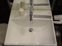 日本航空『ダイヤモンド・プレミアラウンジ』＆『サクララウンジ』
（北ウイング）のシャワールーム内の洗面台の写真。

綿棒、紙コップ

歯ブラシはレセプションでもらいました。