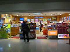 沖縄・那覇空港国内線旅客ターミナルビル【ANAFESTA】の写真。

2019年4月1日ご利用分より、割引率を10％→5％に変更いたします。

1,000円（税込）以上の商品をANAカードで購入した場合に
適用されます。

沖縄土産を購入します(^^)/