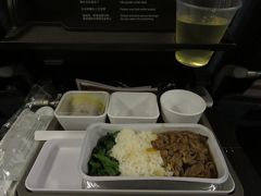 機内食を食べる。