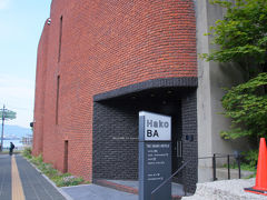 赤レンガのほうは『西波止場美術館』というテディベアの美術館をゲストハウスにリノベーションしています。
今回は部屋・トイレ・バス共用のドミトリーに宿泊しますが、トイレ・バスのみ共用の個室もあるようです。

受付でチェックインを済ませてカードキーをいただきました。