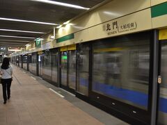 板南線で1駅、北門駅から桃園MRTを目指します。