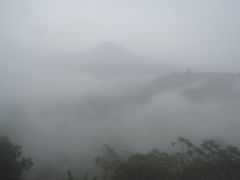 バリ随一の景勝地キンタマーニ
雨季に入ったようで毎日雨が降ります。今日は何とか今まで降らなかったのですが、お昼近くなり高原のレストラン近くまで来たところでぽつぽつと降ってきました。レストランに入った所で、スコールのような雨になりました。
眺めの良いテラス席に最初は座ったのですが、店の中に移動。