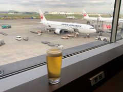 東京・羽田空港国内線第1旅客ターミナル 

日本航空（JAL）のラウンジ『ダイヤモンド・プレミアラウンジ』の
写真。

国際線と違いシャンパンやスパークリングワインはないので
生ビールで乾杯します♪

先日UPした羽田空港国際線のラウンジ巡り＆JALビジネスクラス＆
プレエコのシートはこちら↓

<上海 ① 羽田空港国際線旅客ターミナルの112番ゲート付近のJAL
『Sakura Lounge（サクララウンジ）』のフード＆ドリンク、免税店、
中国元の両替についての注意点>

https://4travel.jp/travelogue/11462405

<上海 ② 羽田空港国際線旅客ターミナルの114番ゲート付近の
キャセイパシフィック航空『Cathay Pacific Lounge
（キャセイパシフィックラウンジ）』＆JAL『Sakura Lounge Sky View
（サクララウンジスカイビュー）』のフード＆ドリンク>

https://4travel.jp/travelogue/11465657

<上海 ③ 日本航空JAL081便プレエコ（羽田－上海間）搭乗記★
NEW上海虹橋国際空港第1ターミナルのグルメ♪
『ヒルトン上海虹橋』まで移動>

https://4travel.jp/travelogue/11546137