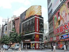 新宿大ガードを抜け、西武新宿駅横にあるマクドナルド。

こちらは、陽菜がアルバイトで働いていた店舗で、そっくりそのまま描かれています。

離島から家出してきた帆高と陽菜の最初に出会った場所で、お腹を空かせていた帆高に陽菜がビックマックを内緒であげたんですよね・・・

陽菜さんにビックマックを貰えたらなぁ(笑)
※映画を見てる方にしかわかりません（）
