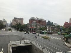 歩道橋で道を渡っています。