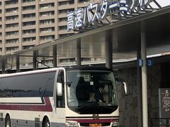 大阪へは電車と新幹線での方が移動時間２時間半ほどと短いけれど
以前、高松に親戚が住んでた友人から、電車は早いけど岡山で新幹線に
乗り換えが必要、バスは３時間以上だけど乗ってしまえば大阪の
中心地まで一気なので楽よ、と教えて貰い高速バスでにしました。