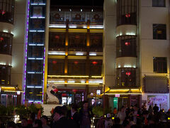 敦煌の街に戻ってきたのは21時。
夜市に繰り出して、夕飯。