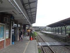 　とりあえずはまず十分駅行き、列車の時間を確認。列車は約1時間に1本で、集合時間の直前に列車が来るようです。そのため店が並ぶ狭い空間を走る列車を見ることはできそうです。
　週末になると駅は観光客でいっぱいになるのですが、天候が悪い平日は観光客はやはり少なめでした。