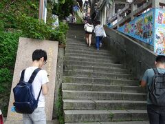 　移動時間込みの40分間の十分大瀑布見学を終了し、約35分で最後の観光地の九分へ。バスは九分バス停の約200ｍ先の駐車場に駐車し、約2時間10分の見学です(16:10まで)。
　駐車場から豎崎路の階段下までは約200ｍなので、すぐに観光ができます。いつも混んでいる豎崎路は、「昇平戯院」がある軽便路までは混んではいません。

　なお公共バスを利用する人は、九分バス停や次のバス停(九分老街)のどちらからでも九分観光をスタ－トしてもいいのですが、帰りは満員で乗れないことが多いので九分老街から乗ることをお薦めします。