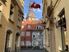 小道を抜け、正面に『リーガ大聖堂』が見えてます。そして目の前に夕べご飯を食べた青い建物、『1221』