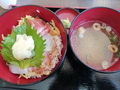 同じくフードコートの「ぼよんさ」で、海鮮丼1500円。
大葉に隠れて見えにくいけど、ヒラマサ・スズキ・カジキマグロ・カワハギ・ヤリイカと、地魚がなかなかのボリューム。