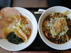 ここで昼食を・・と考える人が多いようで、どの店も行列。
で、空いていたのが東の番屋のフードコート。

「麺屋いく蔵」のブラックラーメン800円のスープには、黒コショウが大量イン。