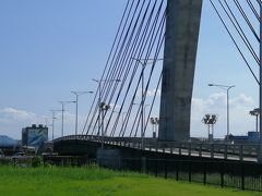 上庄川に架かる比美乃江大橋の斜張橋のフォルムは、地引網を引き上げる漁師をイメージしているんだそう。