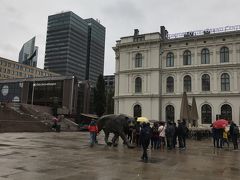 オスロ中央駅。
駅前には大きな虎の像があり、記念撮影スポットになっています。
ホテルをチェックアウトして、行きと同じ国鉄で空港へ向かいます。