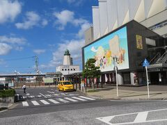 駅のすぐ隣にはフェリーターミナルがあってお店なども入っています。