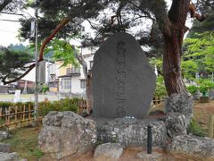 中尊寺表参道入口前の広場は、中央が竹の垣根囲いとなっていて大きな松が生えています。
その根本に五輪塔があり、武蔵坊弁慶の墓と伝えられています。
