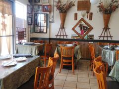 京露「デュー・ドロップ・イン (Dew Drop Inn)」でランチ
ランチ　水～金　11：00～14：00
トロリーはワイキキ美術館で降りてすぐです。

台湾出身というオーナーのチャーリーさんが家族で経営する中華料理店。
今回は3人なので出かけました。
BYOBなのでアルコールは持ち込みです。