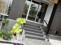 松江駅から徒歩で10分くらいかな？今回お世話になる「野津旅館」さんに到着！
私の代わりにキャリーバックで写メ。

とりあえずチェックインだけして、荷物を預けてすぐに松江観光に向かいます。