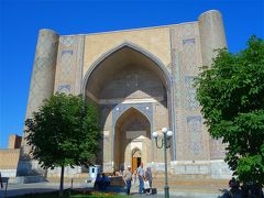 本日最初のスポットはビビハニム・モスク。
入場料24000ソム(320円ほど)

1404年に建てられた中央アジア最大級のモスクらしいです。