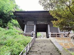 仁王門
嘉永元年（1848年）に再建された優美な門。
左右に安置された仁王尊像は運慶の弟子たちの作と云われます。