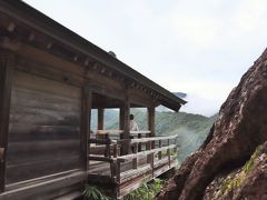 五大堂は、開山30年後に建立された五大明王を祀る道場。
断崖に突き出すようお堂が立ちます。