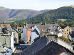 Penrithからバスで湖水地方のKeswickケズィックまで向かいます。
民家が全くない自然の中を飛ばしていきます。

ケズィックとは？

湖水地方の北部の町。
湖水地方は広い地域の名前。
日本に人気がある湖水地方はウィンダミアやアンブルサイドなど、南部にある。バスが頻発しており、車がなくても観光しやすく、ピーターラビットで有名だが、
一方のケズィックは山登りや湖畔歩き、森の中を歩くのを楽しむ場所。今回滞在したのはこっち。

湖水地方への訪問は3回目です。

B&Bの窓からの眺め。山が迫ってくる～空気がおいしい！