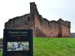 こちらはペンリス城。
今はEnglish Heritageに管理されており、無料で入れます。子供たちや学生たちのたまり場になっているようです。
すごい、東京生まれには考えられないよ。

駅の目の前にあり、すぐそこにマクドナルドがあります。