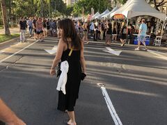 カラカウア通りは通行止め、今日は、アロハフェスティバルのワイキキ・ホオラウレアというお祭りです。