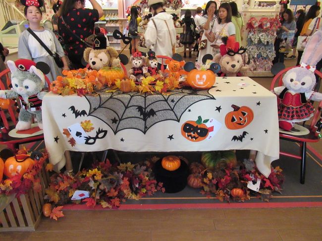 上海ディズニー内のショップディスプレイ。<br />販売開始は９月２２日だったとか。