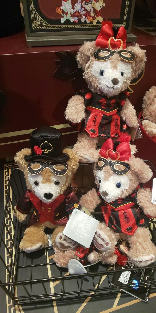 この子たちが可愛すぎて連れて帰りました。<br />確か179元。<br /><br />キーチェーンは119元でした。<br />発売翌日なのに、ダッフィーはいませんでした。