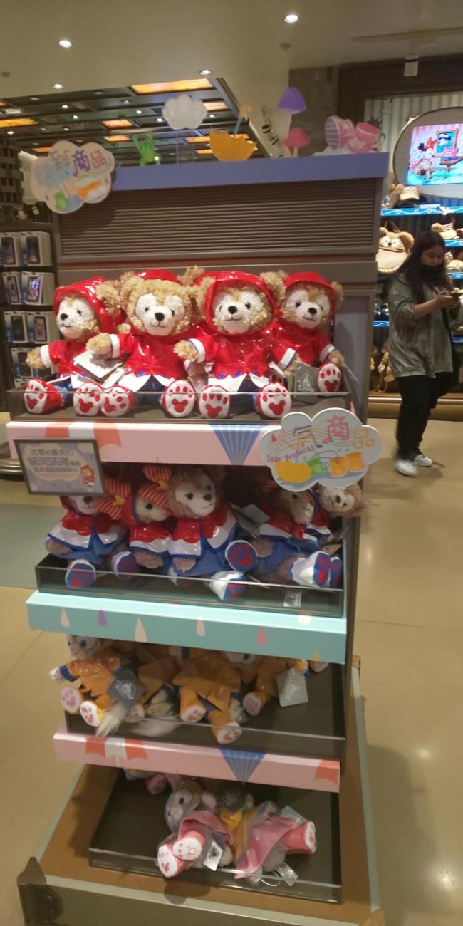 開催中のダッフィーイベントコスチューム。<br /><br />これは外のディズニータウンでの写真です。