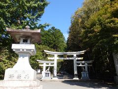 この鳥居の見える所に差し掛かった時、唐突に肩にかけてたカメラが地面に落下！慌てて拾い上げると・・・

ひぇ～、液晶にヒビが入ってるーー！！ショック(;´Д｀)